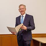 Drei Personen stehen nebeneinander