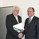 Zwei Personen schütteln sich die Hände