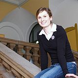 Person sitzt auf der Treppe