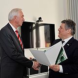 Zwei Personen geben sich die Hand