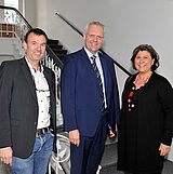 Menschen stehen vor einer Treppe