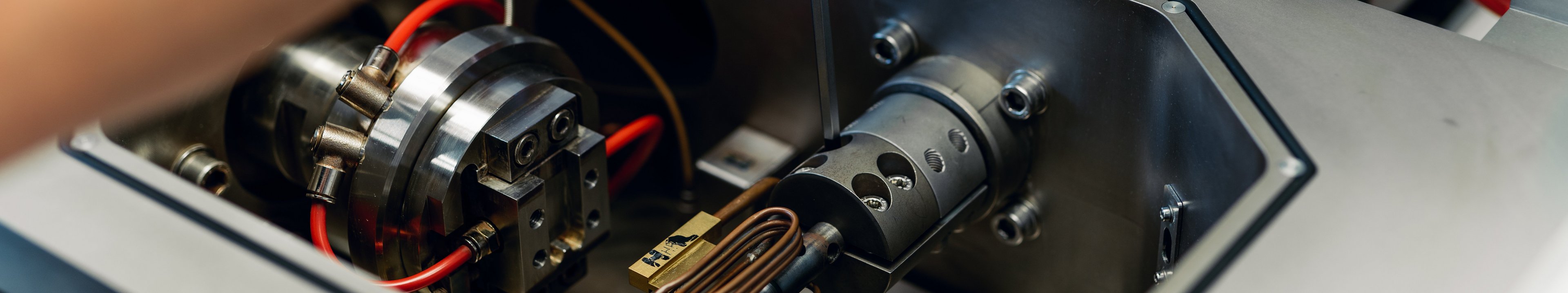 Hände schrauben in einer Maschine