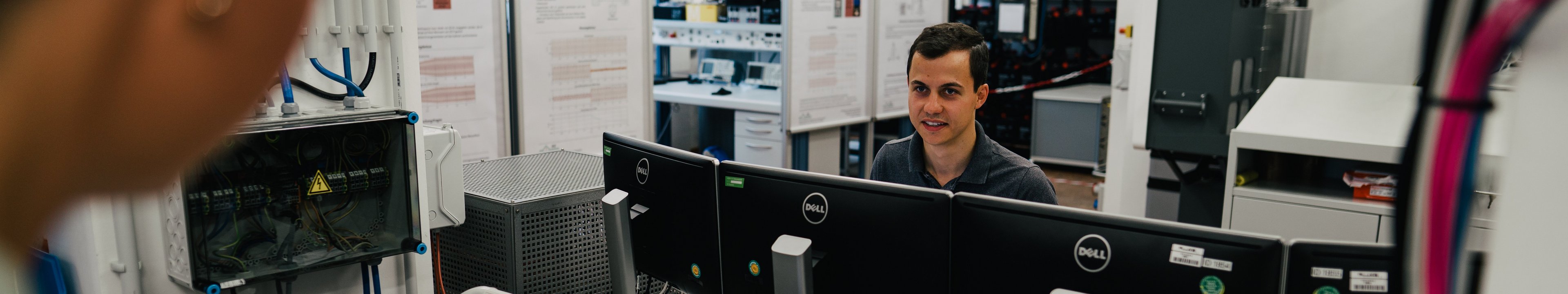 Studierende arbeiten an elektrischen Schaltungen im Labor.