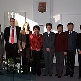 Menschen stehen nebeneinander in einem Raum