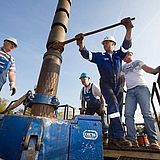 Personen arbeiten an einem Gerät