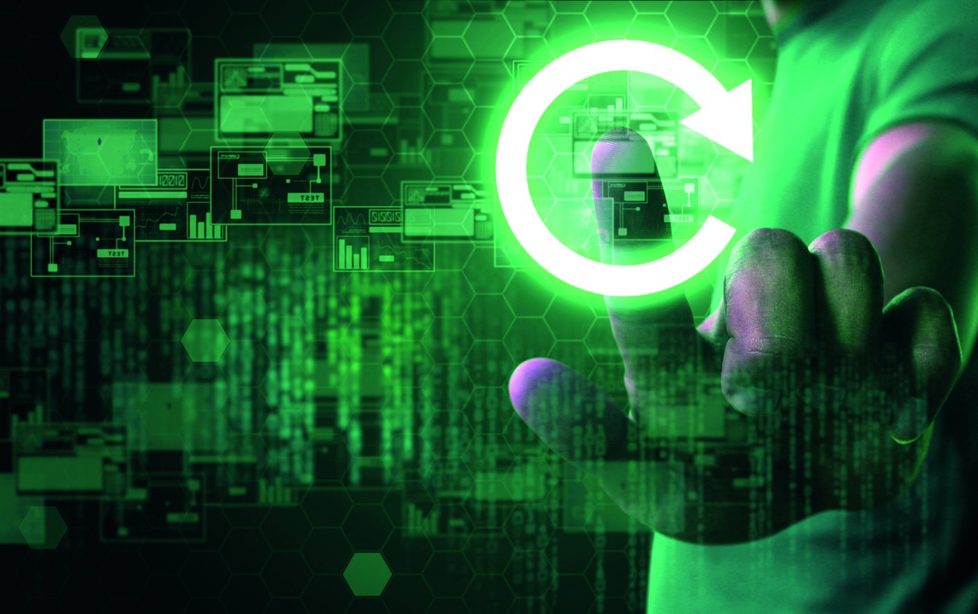 Ein Finger fasst auf einen durchsichtigen Bildschirm auf dem ein grüner Pfeil angezeigt wird