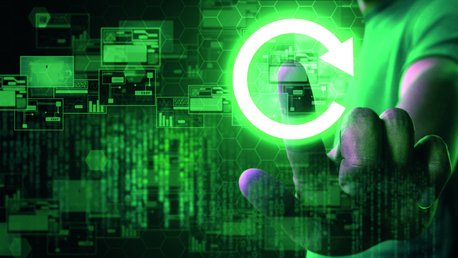 Ein Finger fasst auf einen durchsichtigen Bildschirm auf dem ein grüner Pfeil angezeigt wird