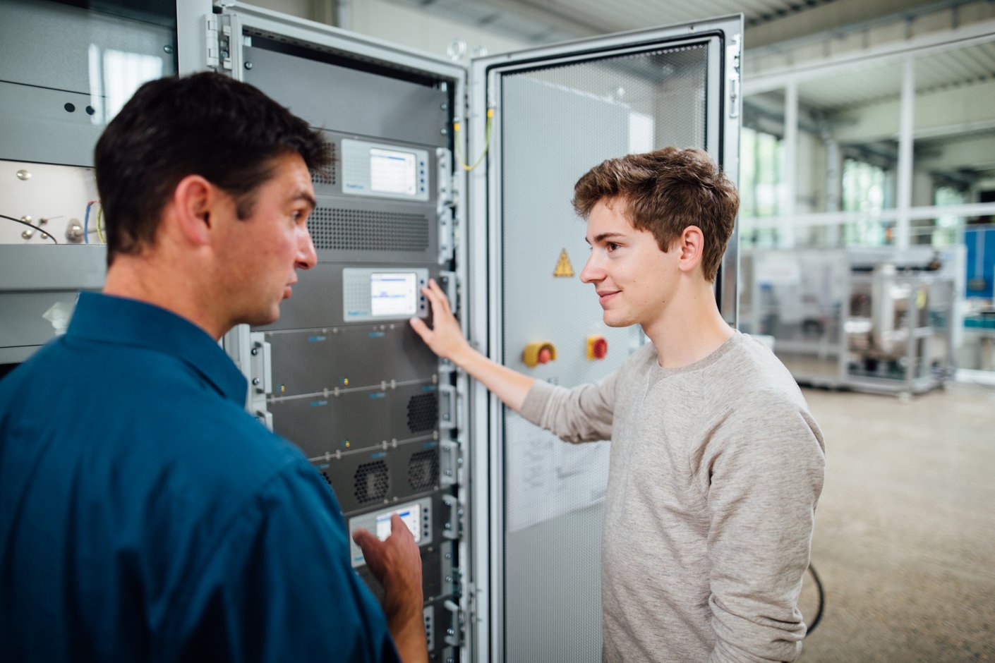 Zwei Personen die sich über ein technisches Gerät unterhalten