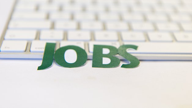 Schriftzug mit Jobs und Tastatur im Hintergrund