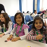 Kinder sitzen am Tisch