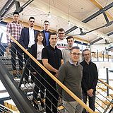 Menschen stehen auf der Mensa-Treppe
