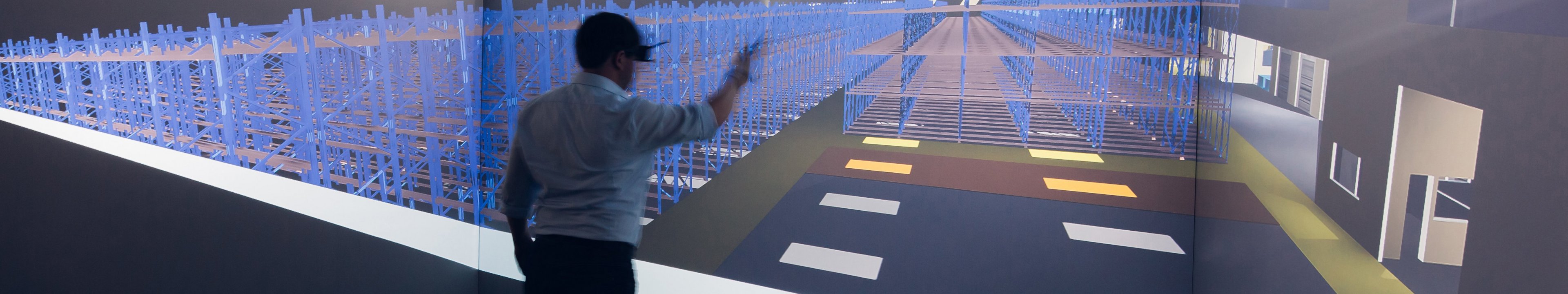 Eine Person steht in einer Simulation im VR-Labor