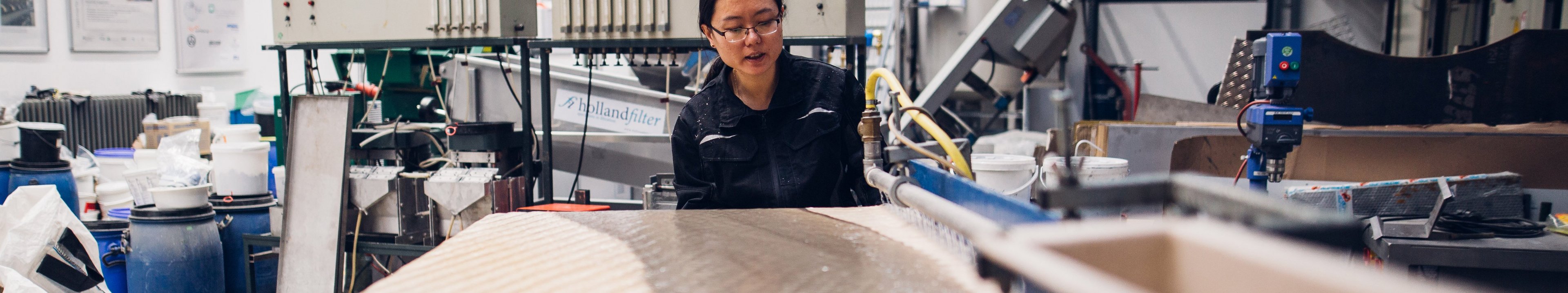 Eine Person schaut auf eine Recyclinganlage