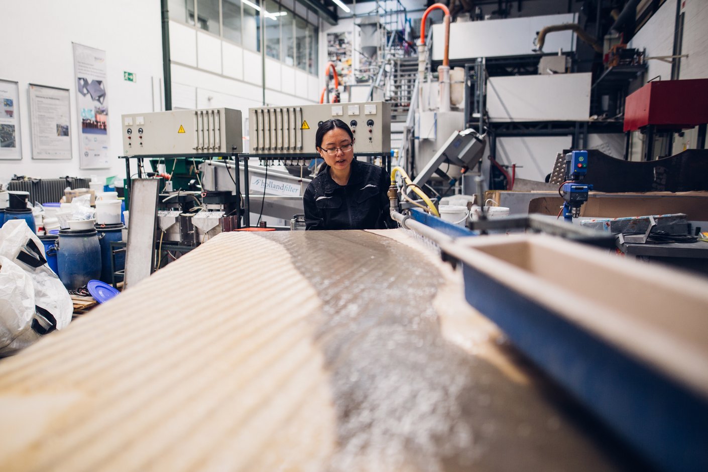 Eine Person schaut auf eine Recyclinganlage