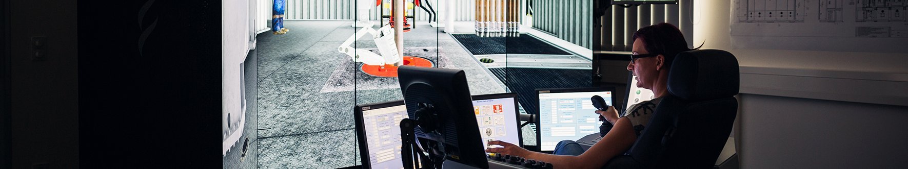 Eine Person sitzt in einem Drilling-Simulator