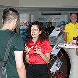 Person bei einer Messe erklärt jemandem etwas