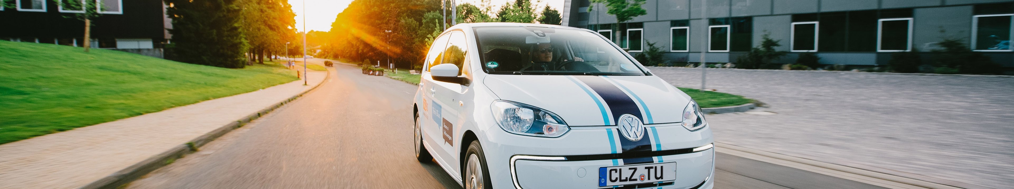 Ein Auto fährt über den Clausthaler Campus