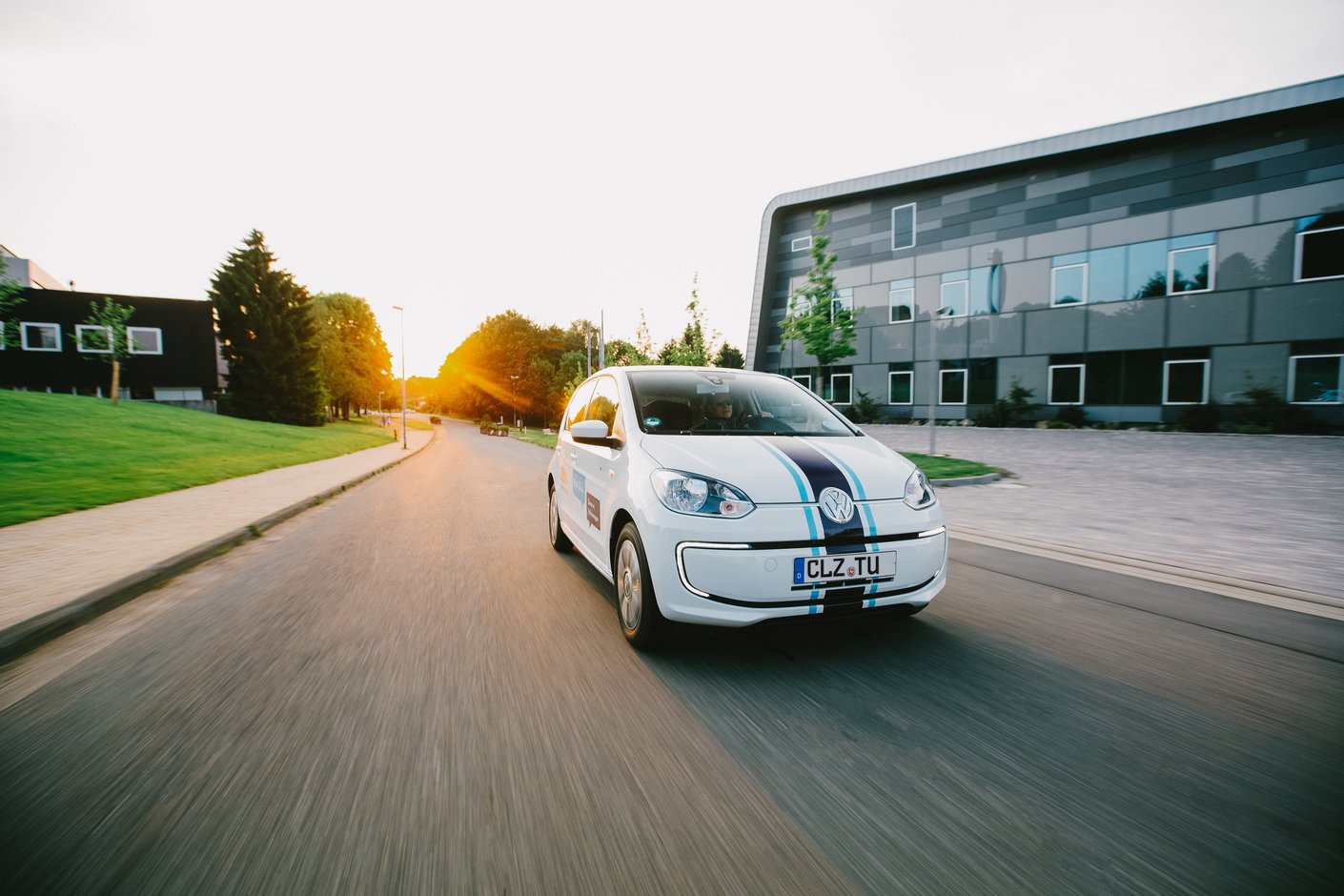 Ein Auto fährt über den Clausthaler Campus
