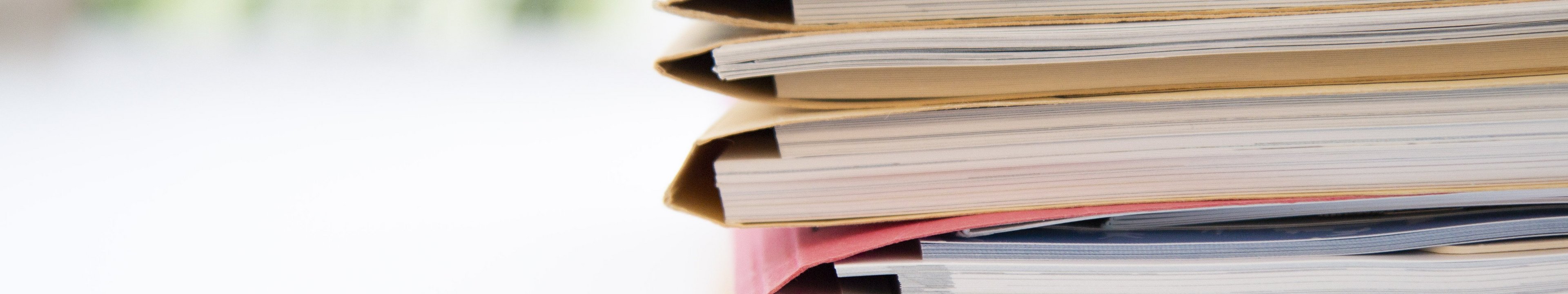 Akten liegen gestapelt übereinander