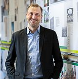 Person steht vor dem Zeitstrahl der TU Clausthal